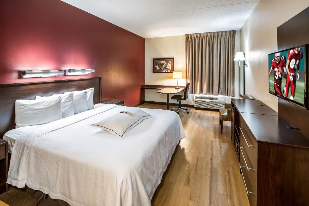  Premium King Room Smoke Free (Upgraded Bedding and Snack Box) interior